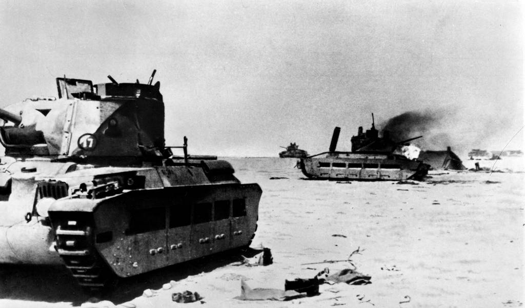 Английские танки в сражении под Эс-Саллумом. 1942